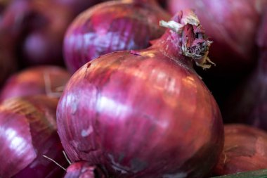 Marketten kırmızı biyo-soğan.