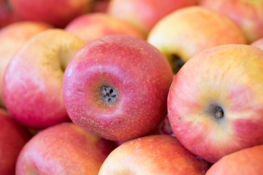 Yeşil bakkaldan kırmızı elma.