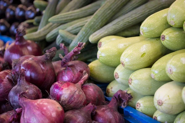 Yeşil bakkaldan sebzeler.