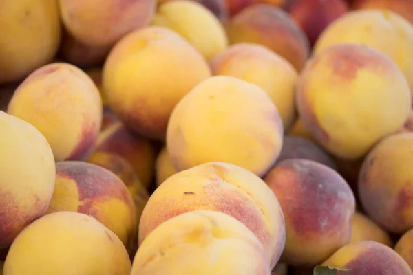 Çarşıdan lezzetli şeftali