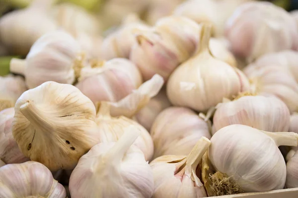 Çarşıdan bir yığın sarımsak.