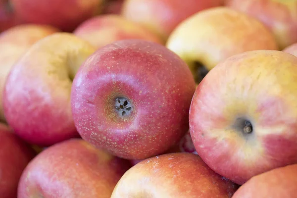 Yeşil bakkaldan kırmızı elma.