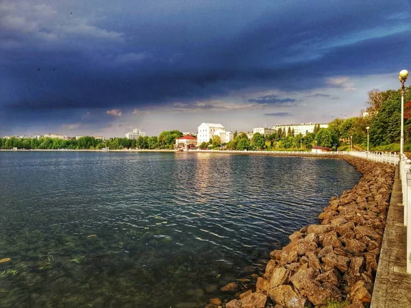 Divina Vista Sobre Lago Impresionante Ciudad Soleada Hermosa Vista —  Fotos de Stock