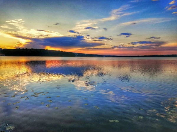 日落在美丽的天空湖上散步 湖上五彩缤纷的景色 — 图库照片