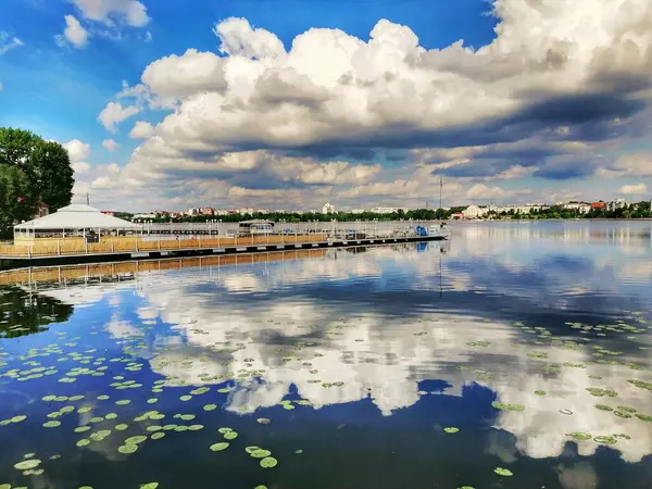 Puesta Sol Lago Hermosas Vistas Ciudad Bonito Día Lago — Foto de Stock