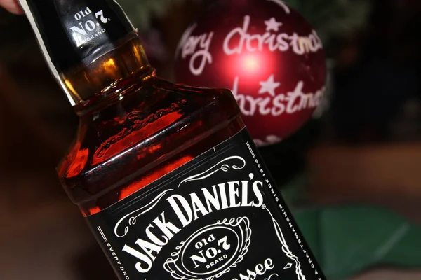 Noel balosunun arka planında viski şişesi var.