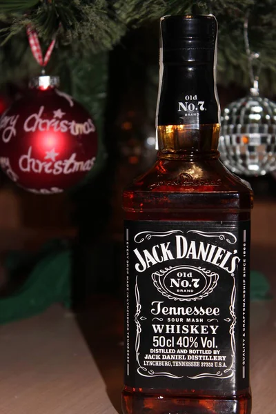Noel toplarının arka planında viski şişesi var.