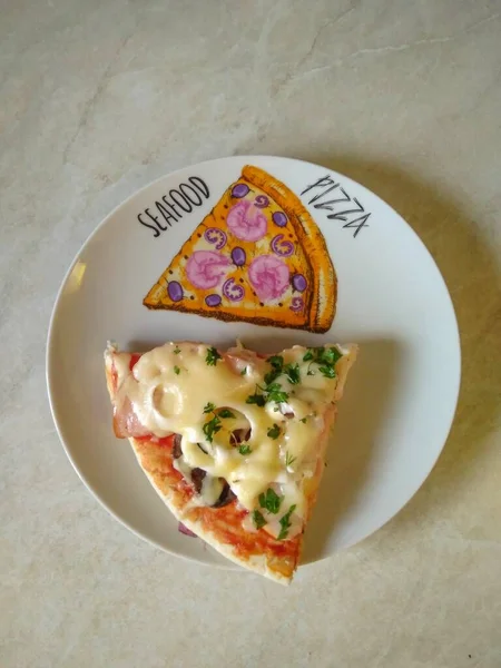 Güzel bir tabakta ev yapımı pizza.