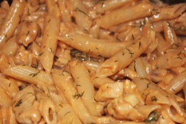 Etli ve mantarlı makarna.