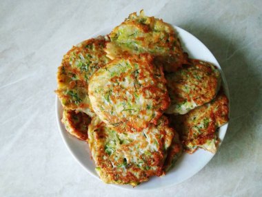 Kabaklı börek ve yeşillik.