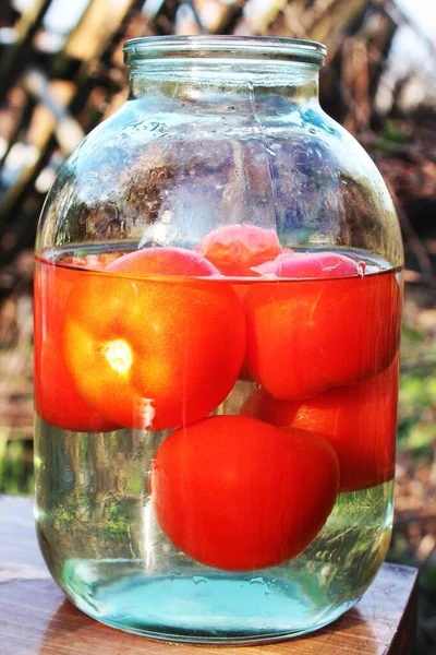 Kavanozda domates ve salatalık.