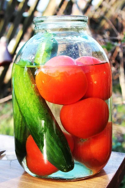 Kavanozda domates ve salatalık.