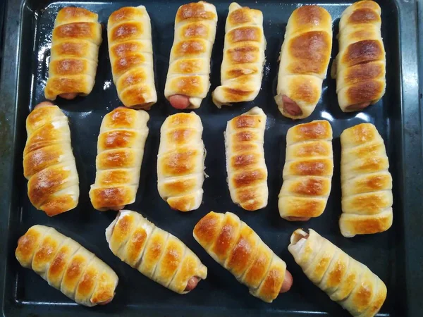 Hamur içinde sosisler pişirme çarşafında