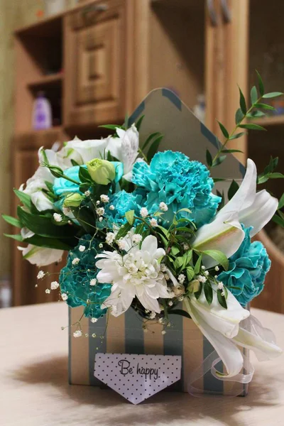 Zarfın içinde kocaman güzel bir buket çiçek.