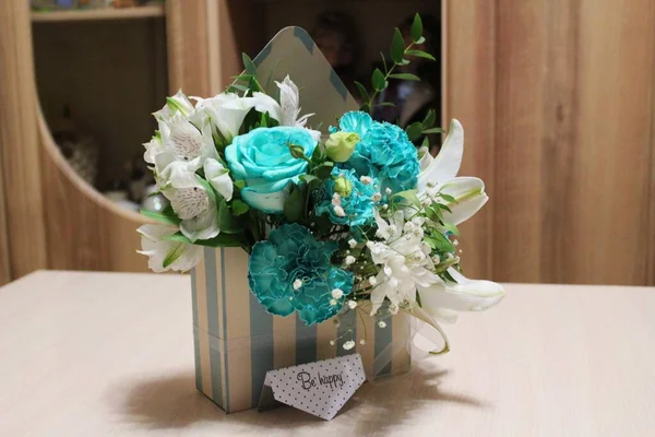 Zarfın içinde kocaman güzel bir buket çiçek.