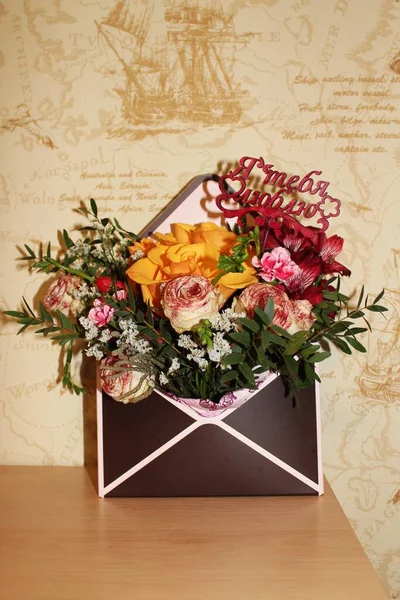 Zarfın içinde kocaman güzel bir buket çiçek.