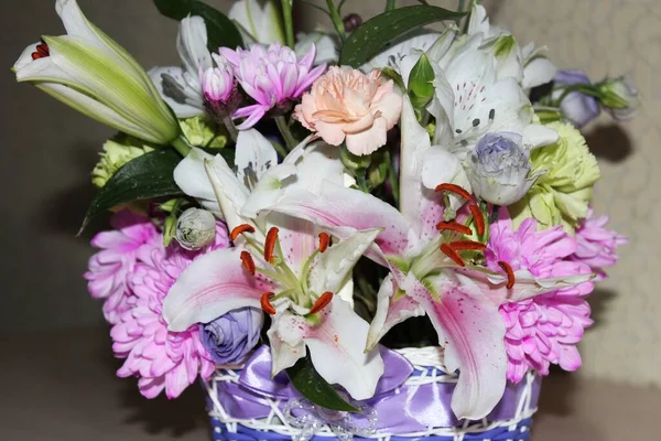 Büyük bir buket dolusu güzel çiçek sepette güzel çiçekler sepette.