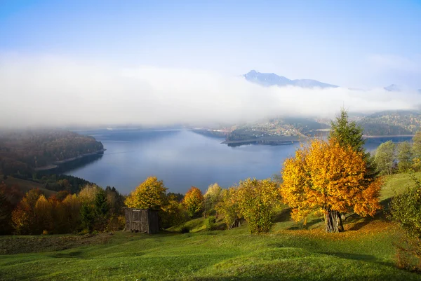 Outono paisagem com lago — Fotografia de Stock