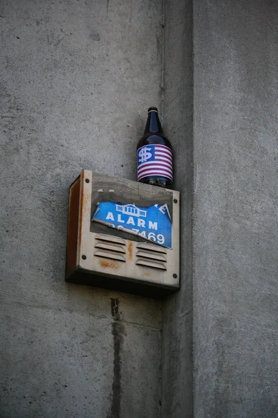 Láhev piva na krabici alarmu — Stock fotografie