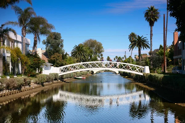 White walkway crossing a canal in Venice Beach — Stock Photo, Image