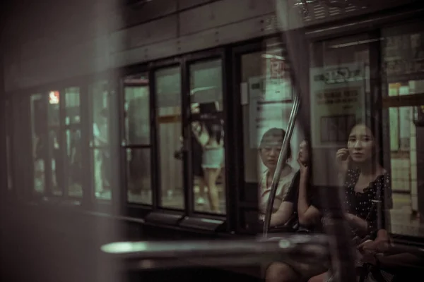 Retratos de duas mulheres no metro tarde da noite — Fotografia de Stock