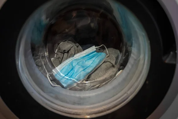 세탁기에서 외과용 마스크를 씻고 있는 중이다. 스톡 이미지