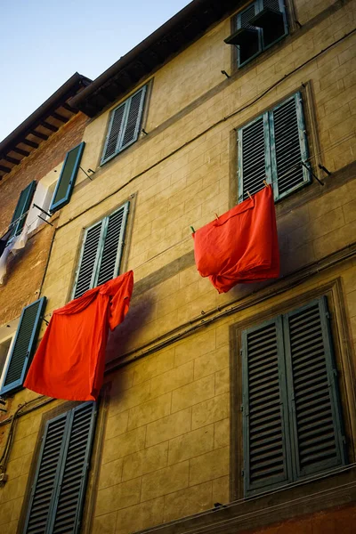Стирка и постельное белье висят в итальянском здании — стоковое фото
