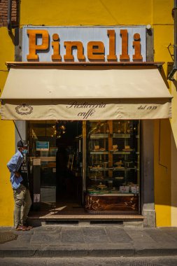 Ağustos 'ta İtalya' da bir mağazanın önünde Covid19 'a karşı maskeli bir adam.