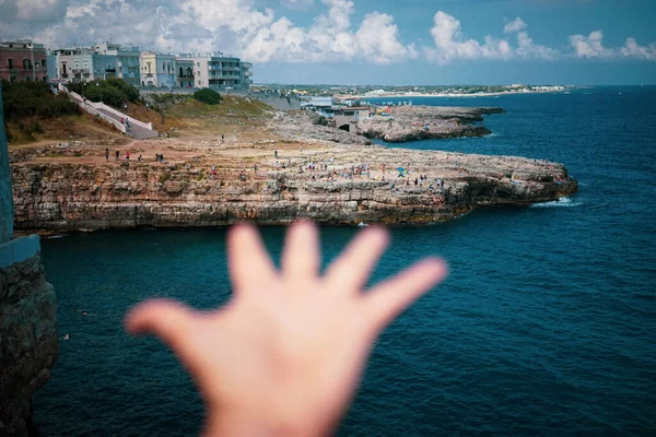 Předat pohled na pláž a město — Stock fotografie