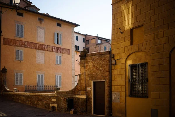 Типичная итальянская улица. Сиена, Тоскана, Италия — стоковое фото