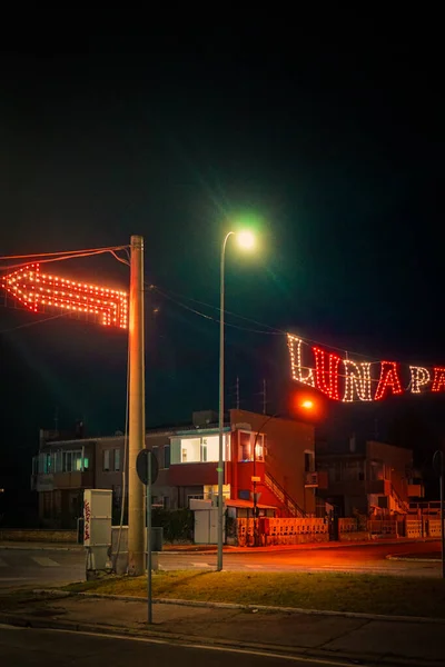 Světelný nápis luna park ve městě v noci — Stock fotografie