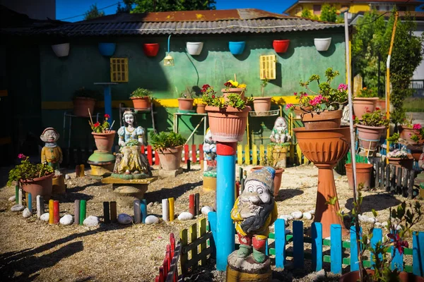 Красочные садовые гномы в солнечном саду — стоковое фото