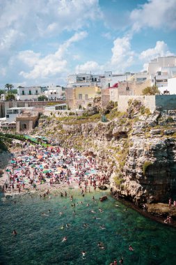 İtalya, Puglia, Polognano a Mare, plaj ve şehir manzarası
