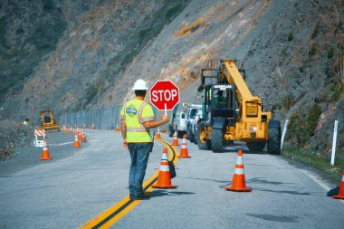 Yol işçileri, ABD 'nin batı kıyısındaki bir numaralı otoyolu onarıyor.