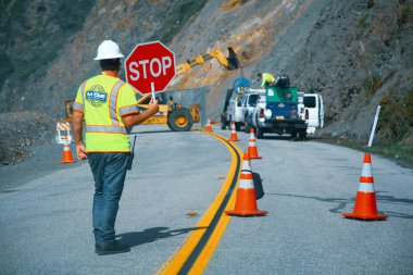 Yol işçileri, ABD 'nin batı kıyısındaki bir numaralı otoyolu onarıyor.