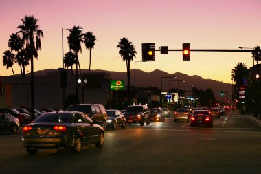 Gün batımında Los Angeles şehir merkezinin sokakları