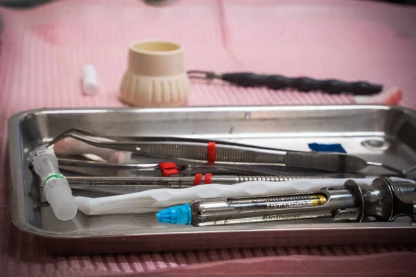 치과 식탁에 서서 치료 할 수있는 여러 가지 도구. 로열티 프리 스톡 이미지