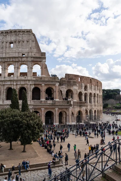 Толпы Перед Римским Колизеем — стоковое фото