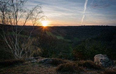 Prag 'daki Divoka Sarka' da ormanın üzerinde gün batımı