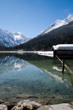 Kışın Jagersee gölündeki dağ yansımaları