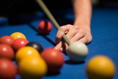 Bilardo oynayan bir kişinin ayrıntıları
