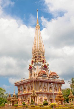 Tayland 'ın Phuket Eyaleti' ne yağmur yağmadan önce Wat Chalong veya Chalong Tapınağı 'ndaki Pagoda' da atmosferde.