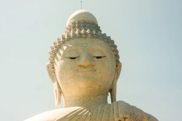 Duży Posąg Buddy Znajduje Się Wzgórzu Prowincji Phuket Tajlandii — Zdjęcie stockowe