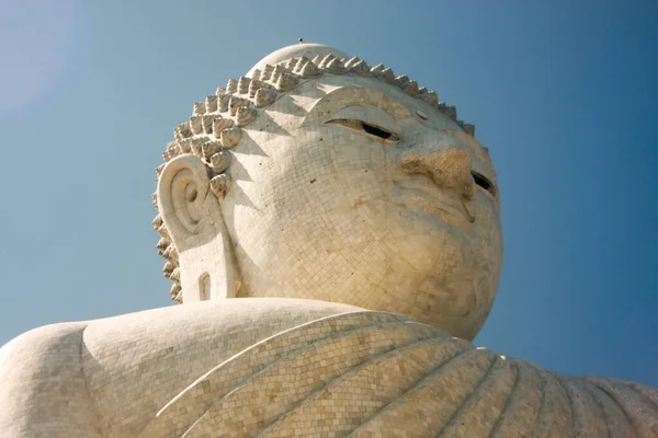 Duży Posąg Buddy Znajduje Się Wzgórzu Prowincji Phuket Tajlandii — Zdjęcie stockowe