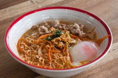 Kahvaltıda kıyılmış domuz eti, yumurta ve havuçla haşlanmış erişte..