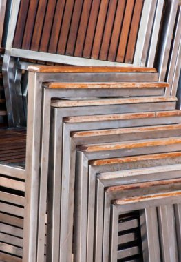 Kahverengi sandalyeler katmanlar halinde dizilmişler ve bir desen oluşturmuşlar..