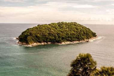 Phuket, Tayland 'da yeşil denizin ortasında güzel bir ada..