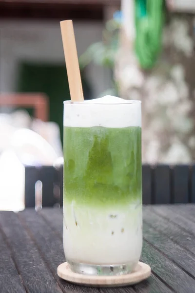 绿茶加牛奶 冰镇味美 有助于降温 — 图库照片