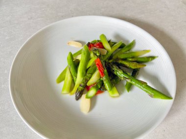 Beyaz tabakta kuşkonmaz