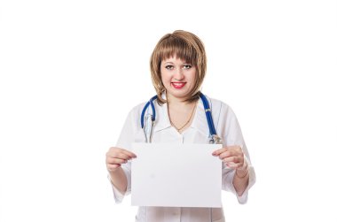 Doktor bir beyaz yaprak beyaz bir sabahlık içinde tutar.